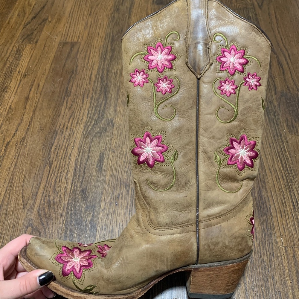 Embroidered Floral Circle G leather Cowgirl Boots - Picture 6 of 10